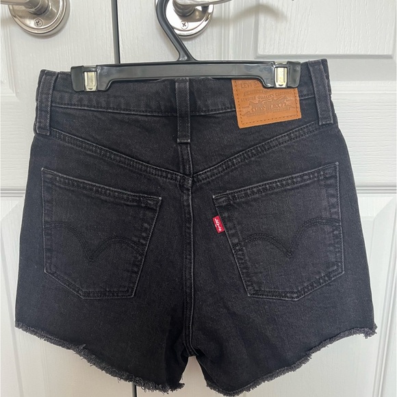 Levi’s Ribcage Shorts - Picture 3 of 3